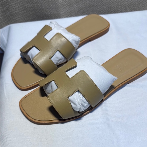 Elegant Tan Leather Slide Sandals - Picture 2 of 4
